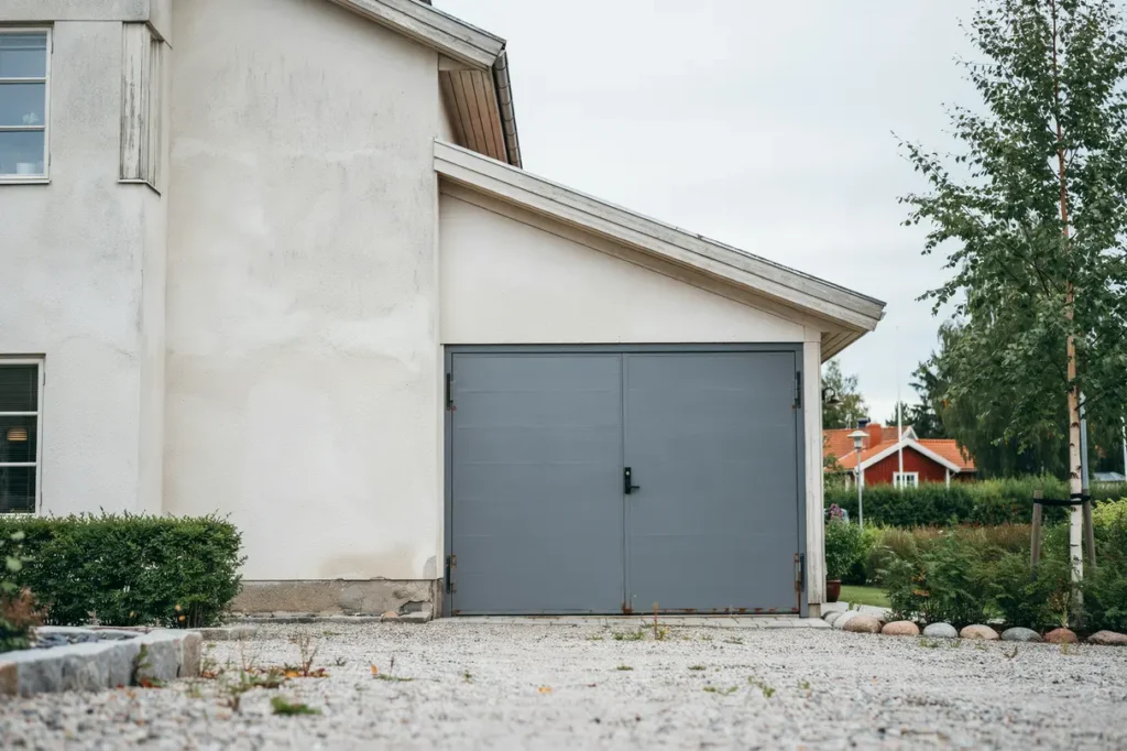 m la garageporten r tt kul rval rostskydd och h llbara steg f r ett snyggt lyft av huset